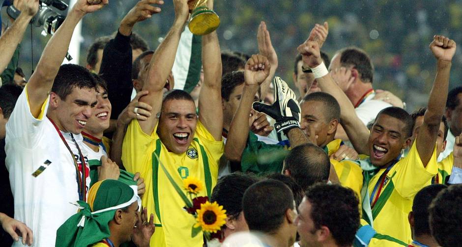 Ronaldo comemorando gol na final de 2002